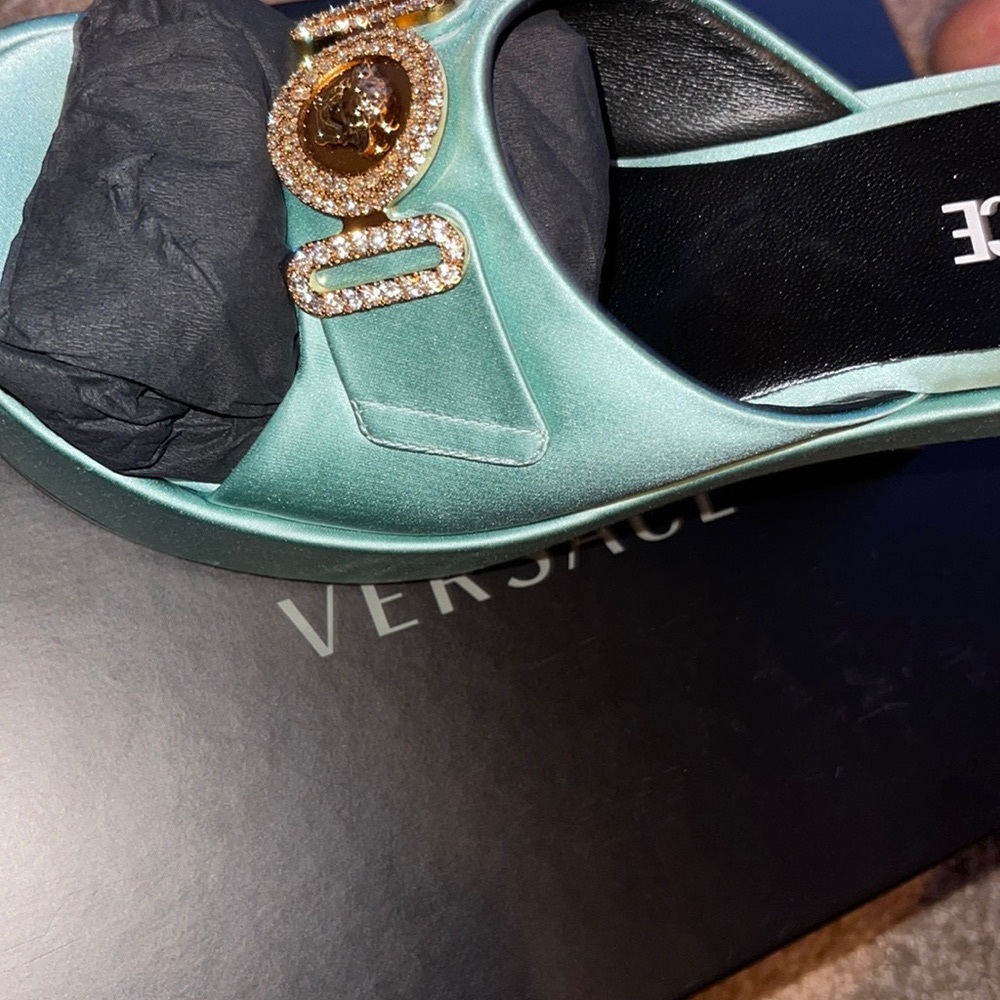 NEW BEAUTIFUL AUTHENTIC VERSACE! Size 8 are perfect for a classy night out!